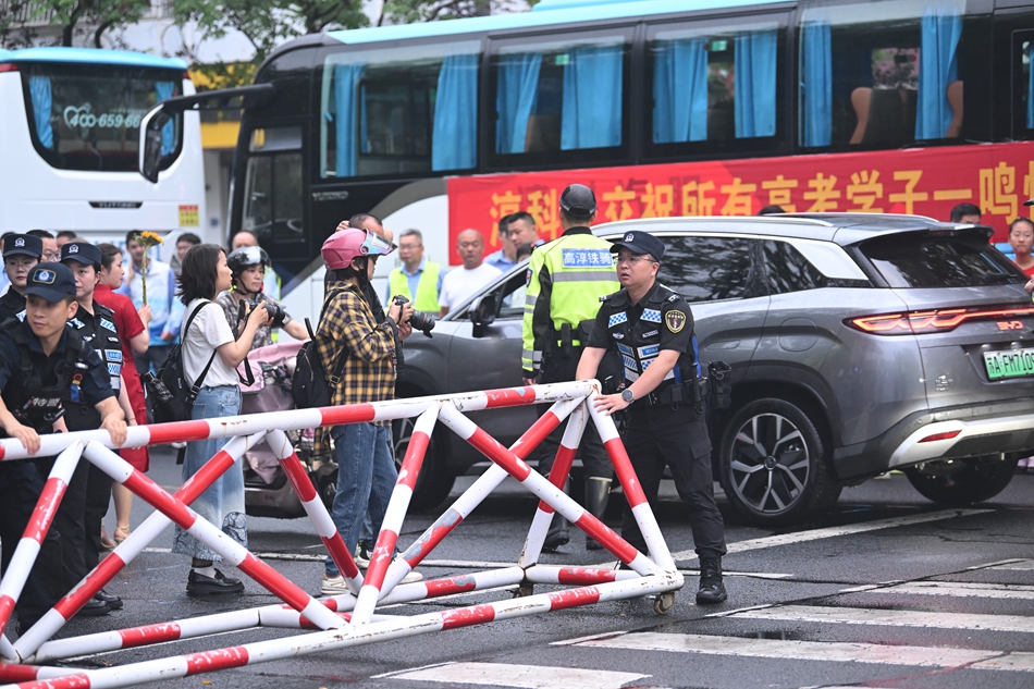 警方維持秩序，保障通行。劉列攝