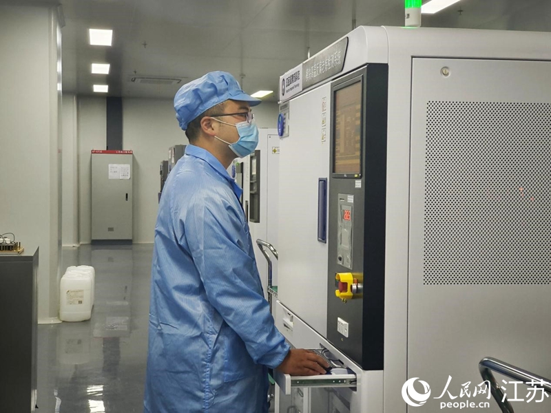 汉金泽集成科技工作人员操作智能生产线。人民网 张瀚天摄