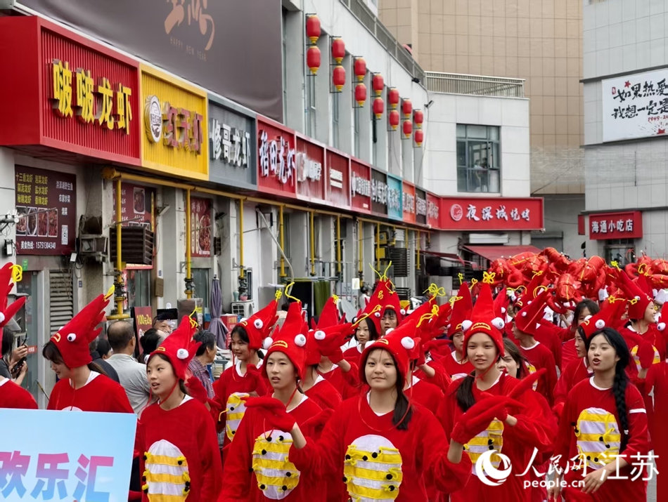 “一隻蝦”帶火了盱眙，當地“尅街”集聚了近百家龍蝦餐飲。人民網記者 馬曉波攝
