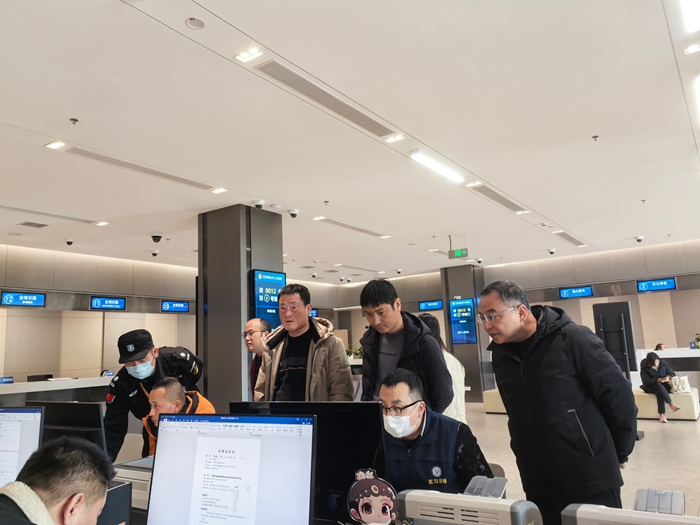 汤海鹏（右一）换位体验诉讼服务。昆山市委组织部供图