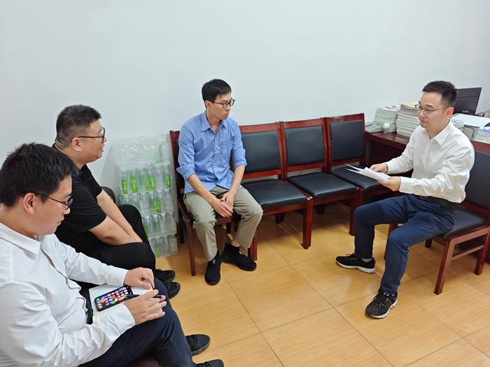 陈俊杰（右一）进行“换位跑一次”体验。昆山市委组织部供图
