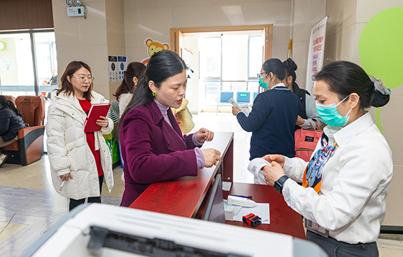 昆山市衛健委副主任陸妹娟體驗患者就醫流程