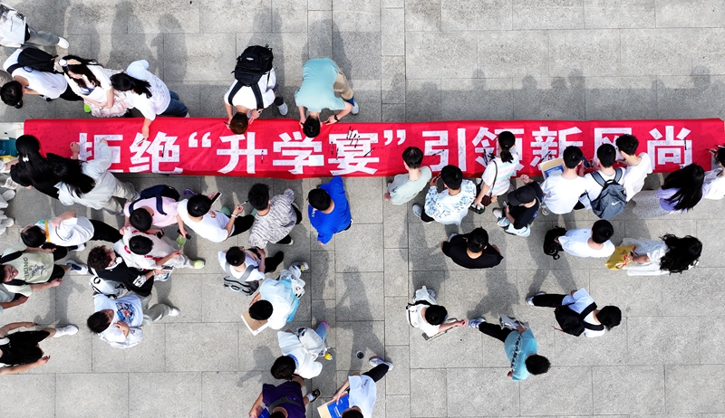 学生在倡议横幅上签字。丁华明摄