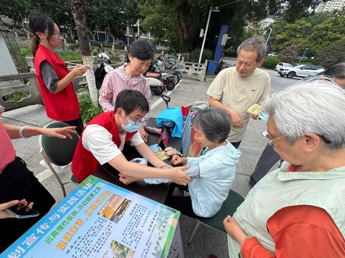 團隊成員為社區老人提供血壓測量服務。校方供圖