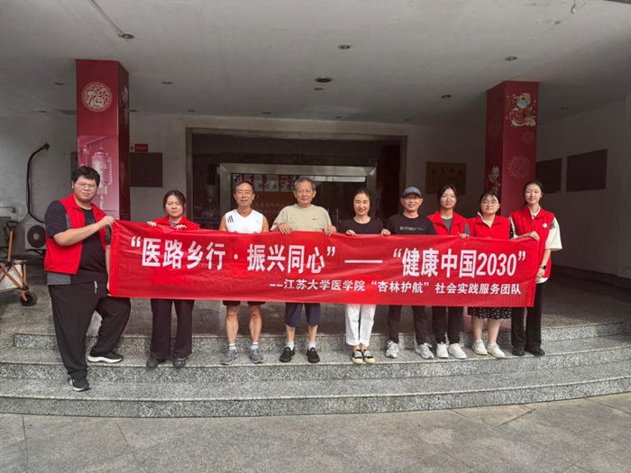 團隊成員與社區居民合影留念。校方供圖