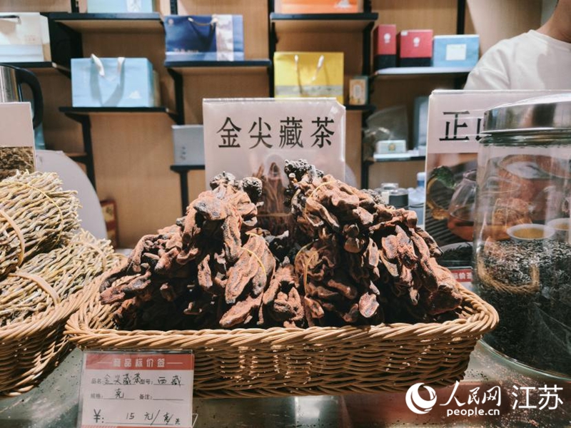 涉事店铺售卖的“金尖藏茶”。 人民网 鞠峰摄