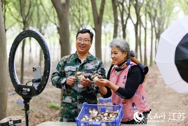 菌菇种植渐成气候，王林尝试“触网”带货。人民网记者 马晓波摄