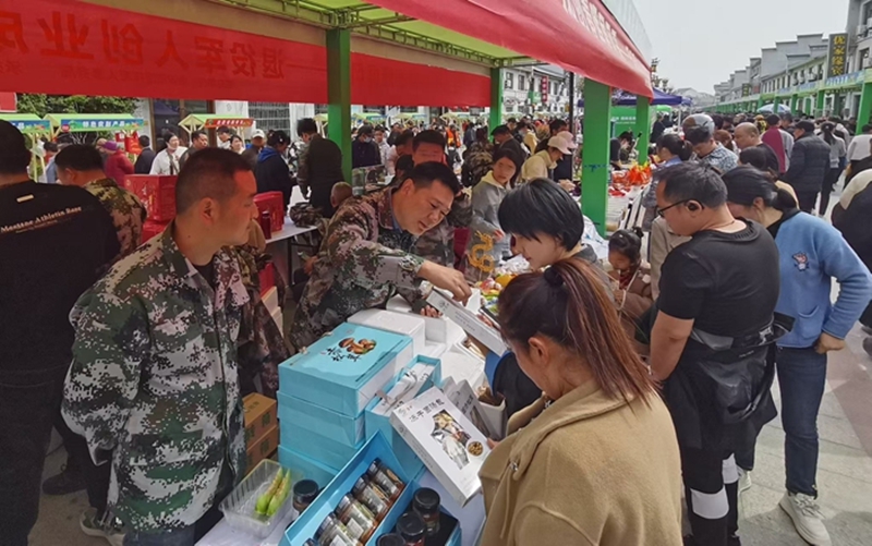 在“馬頭大集 愛在淮陰”市集活動上，退役軍人有自己的專屬攤位。淮陰區委宣傳部供圖