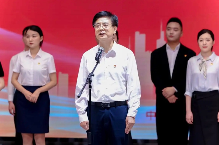 江苏省委金融办常务副主任、省委金融工委常务副书记巩海滨讲话。宋斌摄