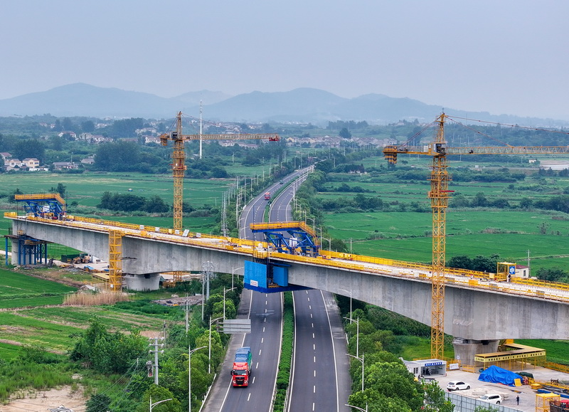 宁淮城际铁路128米跨省道连续梁顺利合龙。徐琦摄