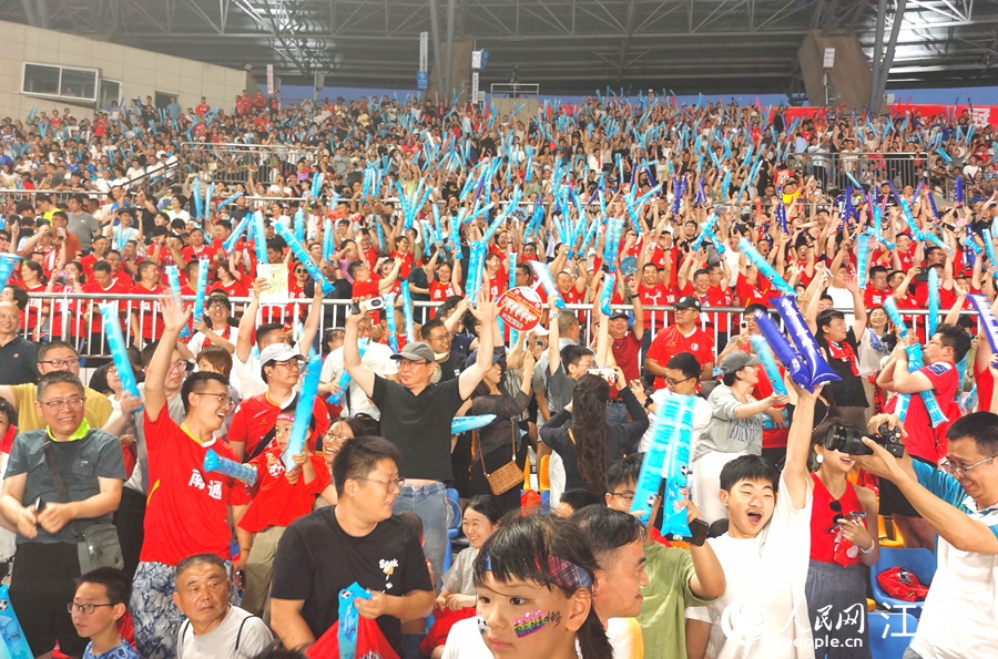 比赛现场，球迷呐喊助威。人民网记者 王继亮摄