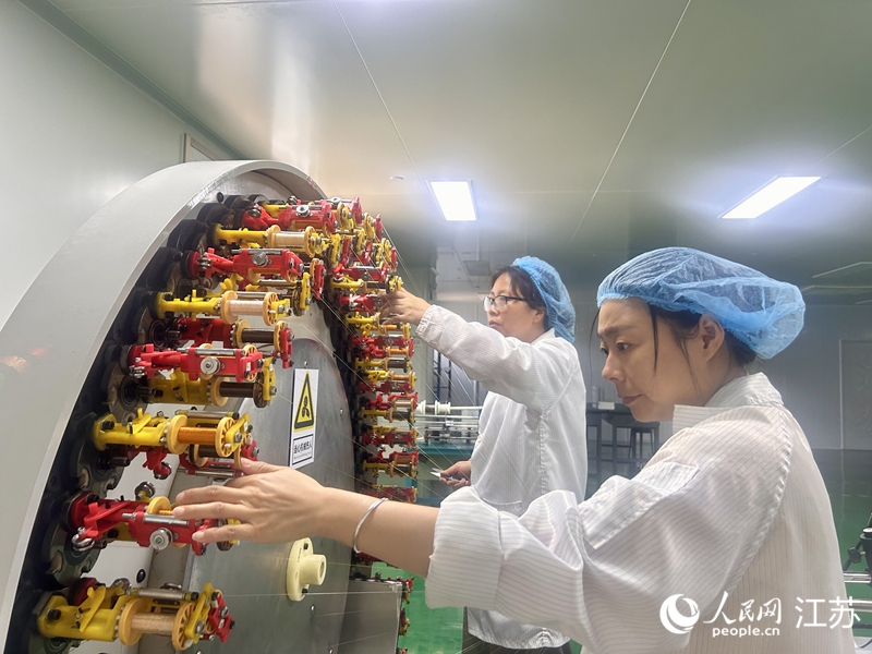 工作人员正在做·“鼻腔支架”编织。人民网 王丹丹摄