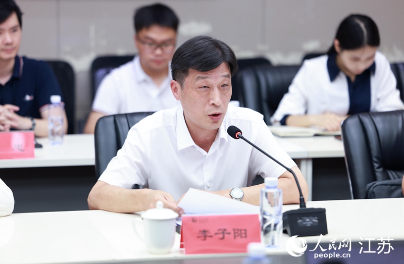 江蘇省科技廳高新技術及產業化處處長李子陽做主旨發言。人民網 李昱辰攝