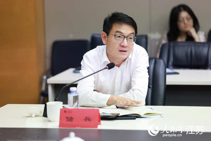 江苏苏商银行股份有限公司副行长储兵做交流发言。人民网 李昱辰摄