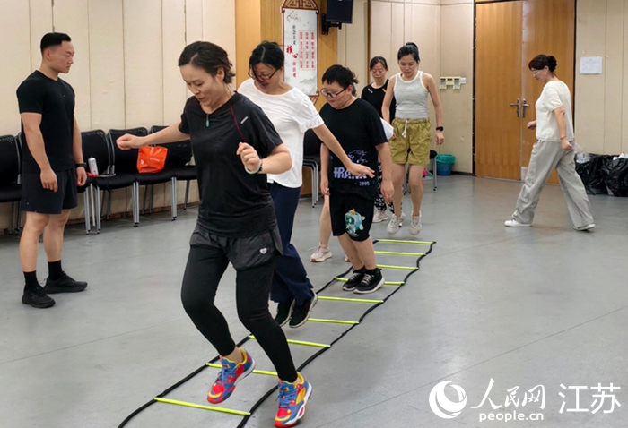 晚上，奧體社區黨群服務中心多功能室，市民正在體驗減脂課。人民網記者 馬曉波攝