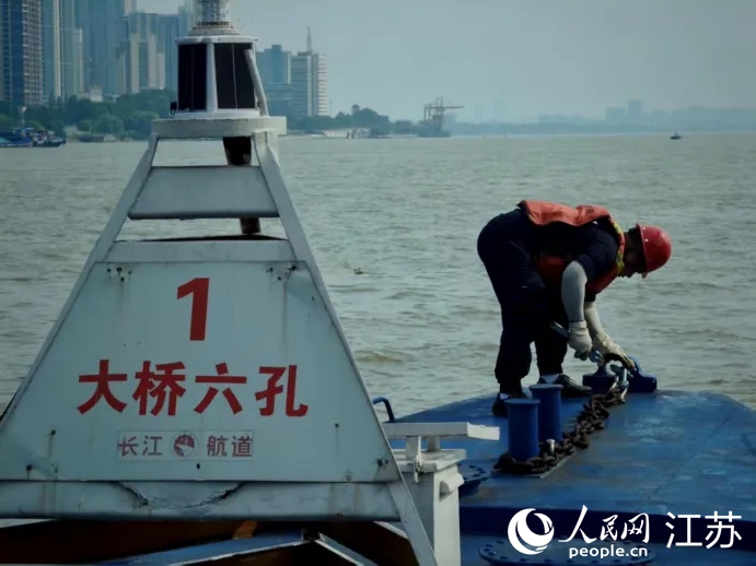 工作人员正在维护失常航标。人民网 刘益佳摄