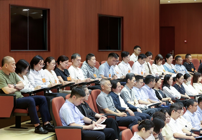 受邀公民旁聽第一次全體會議。曹偉攝