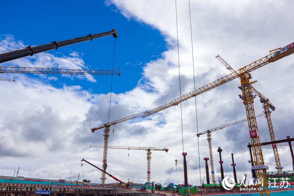 南京北站施工现场塔吊林立。人民网 徐晨曦摄