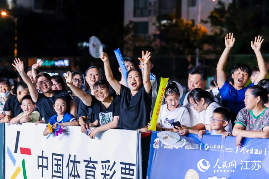 球迷加油助威。人民网 王丹丹摄