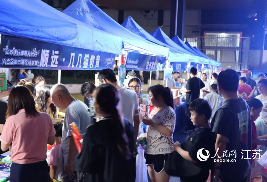 球迷打卡赛场外的集市。人民网 王丹丹摄