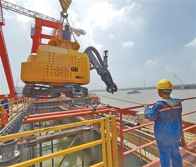 工人装吊智能取土机器人。中铁大桥局供图