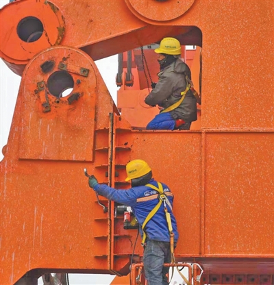 工人调试钢梁架设吊机走行部件。中铁大桥局供图