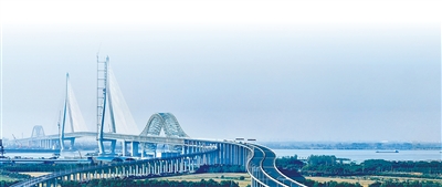 施工中的常泰长江大桥全景。江苏省交通工程建设局供图