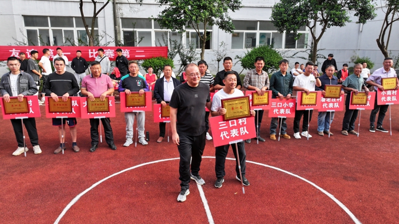 灌南县三口村篮球比赛颁奖现场。受访对象供图