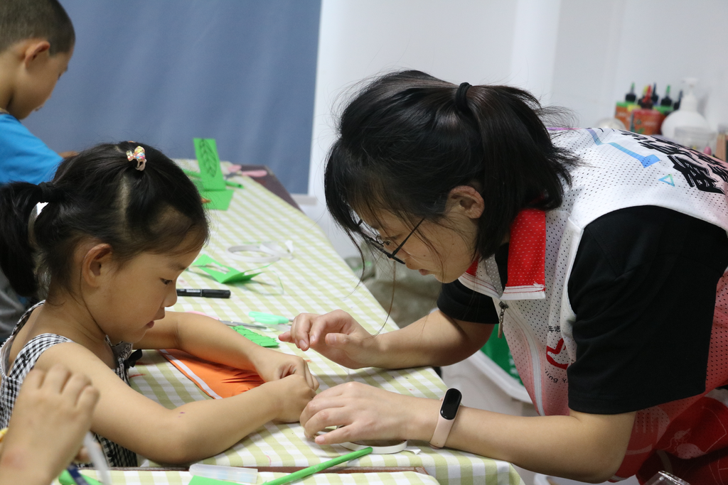 暑托班学生在做手工。六合区委宣传部供图