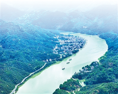 游船行驶在“新安江—千岛湖皖浙省际航线”上。施亚磊摄