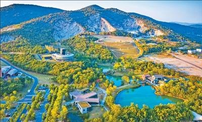 南京汤山矿坑公园航拍。段传龙摄