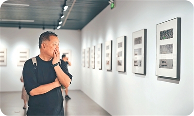 观众在参观画展。本报记者 杨俊峰摄