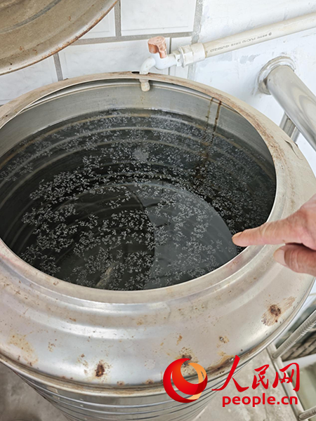 居民张桂芬家的储水桶。人民网 戴泽鑫摄