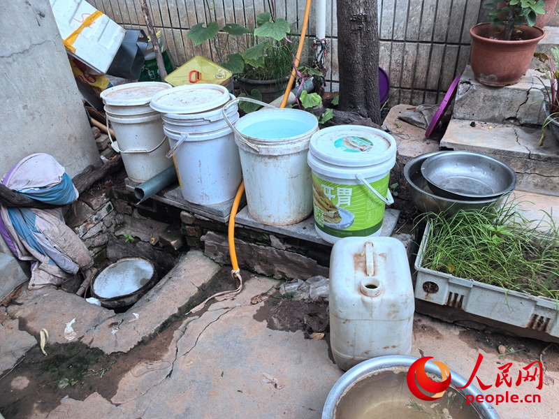 居民家中大大小小的储水桶、盆。人民网 戴泽鑫摄