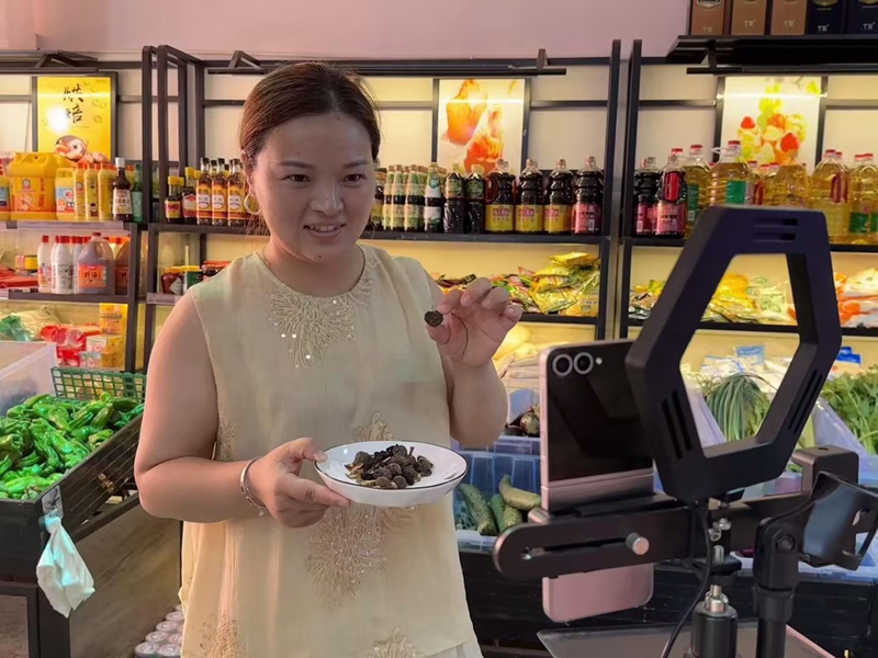 杨芳学习线上直播，为小店引流。梁一霄摄