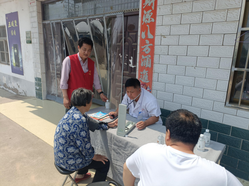 七套社区居民在“邻里健康角”免费量血压、测血糖。王馨艺摄