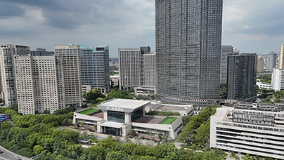 一袭旗袍秀东方昆山毗邻“世界设计之都”上海，晨风产业园“定制时尚”的理念与自己很搭，更重要的是这里提供了“应有尽有”的创业环境。