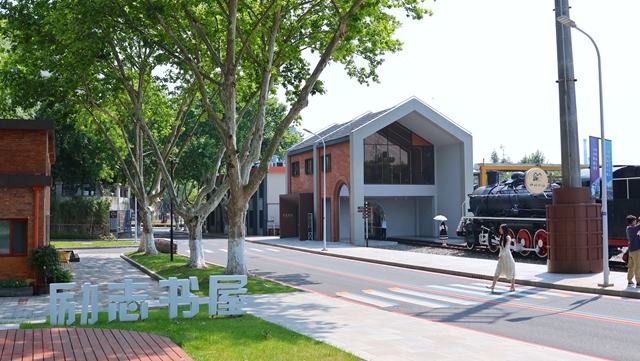 “9424”藏着一代南京人的集体记忆被称为“9424”的梅钢，是一座拥有一流炼铁、炼钢、热轧、冷轧生产装备和高端产品制造能力的千万吨级钢铁精品基地。