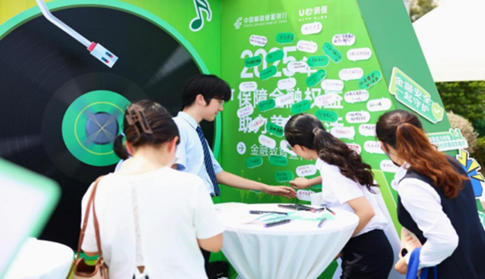 南京玄武湖畔搭建特色活动专区。邮储银行供图