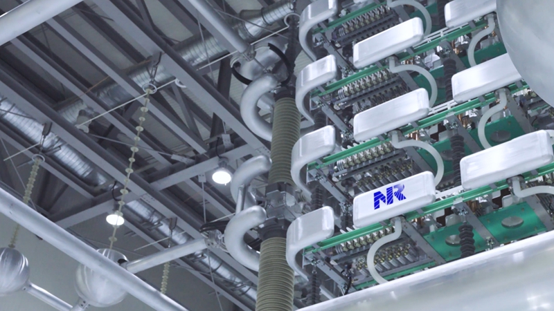 国内首个“交流改直流”工程——扬镇直流改造项目 直流输电换流阀。