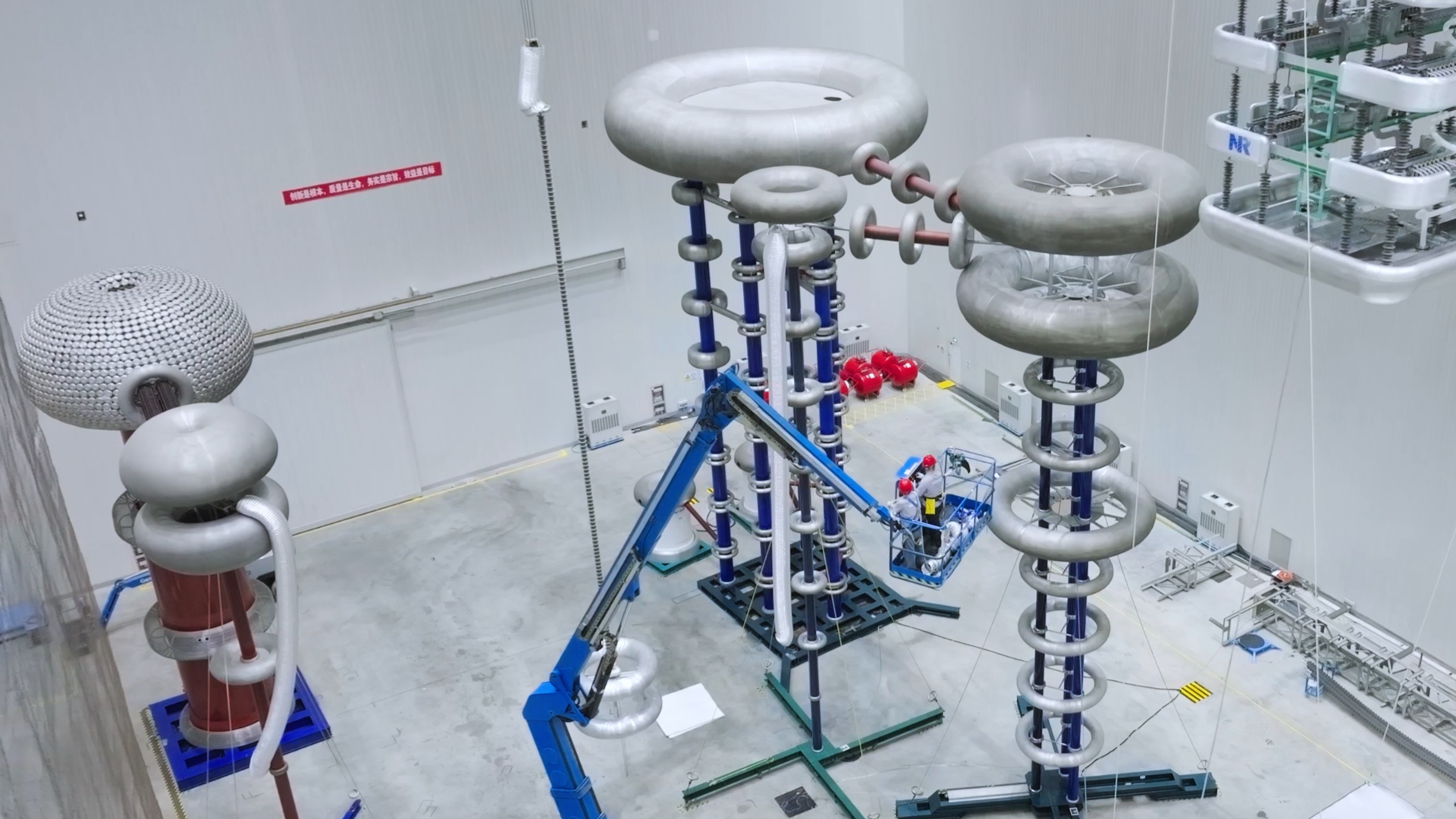 特高压试验大厅,具备开展目前世界最高电压等级交流1000千伏、直流±1100千伏及以下电压等级产品的高压试验能力。