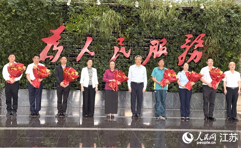 南通市慰问精神文明建设先进典型代表。人民网记者 王继亮摄