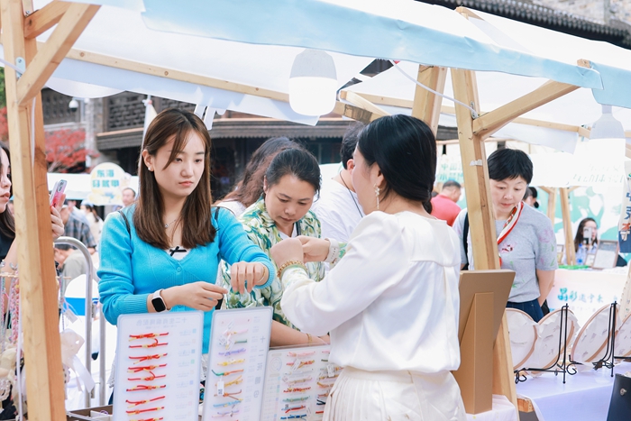 市民現場選購東海水晶飾品。東海縣委宣傳部供圖