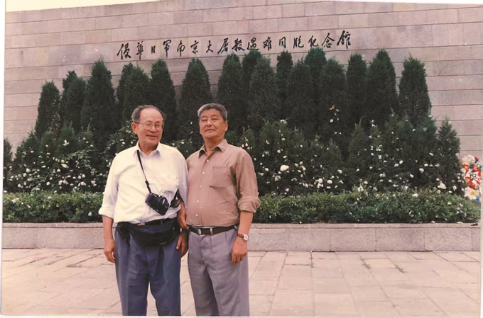 1995年，罗瑾（左）和吴旋在侵华日军南京大屠杀遇难同胞纪念馆首次重逢。