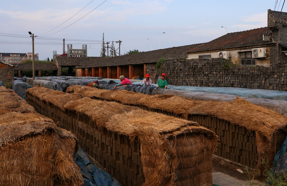 工人自然晾晒砖坯。史道智摄