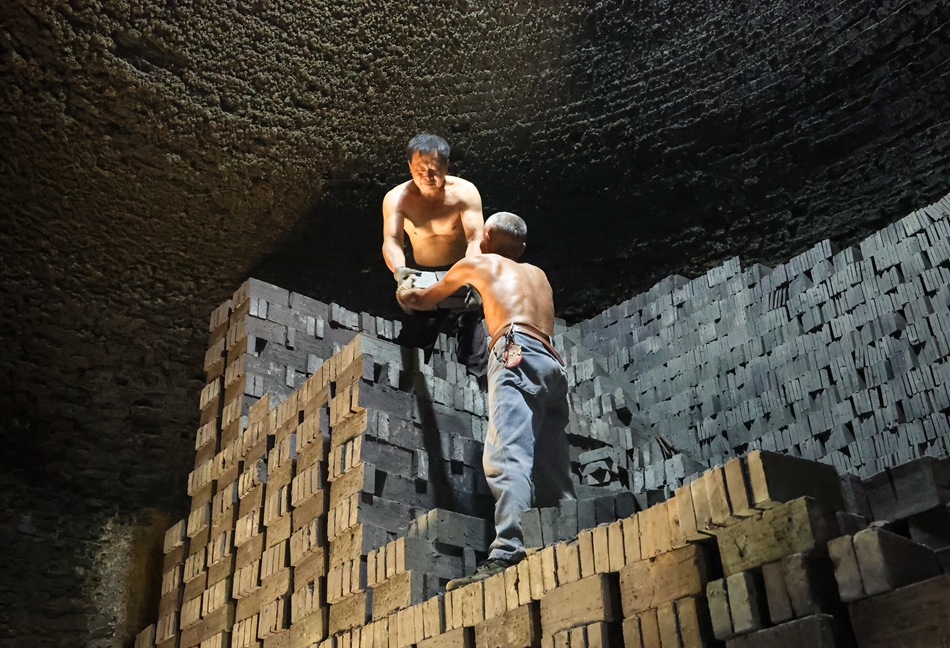 出窑。史道智摄