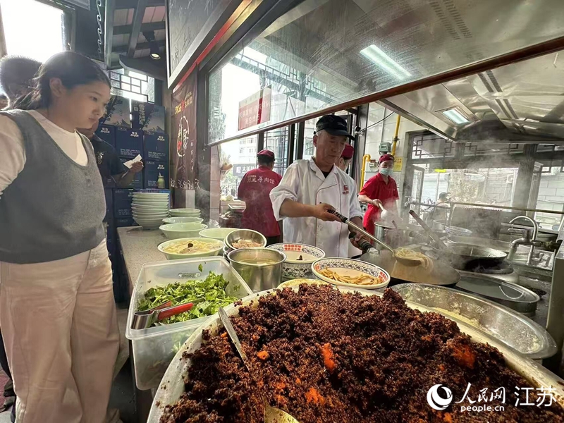 刘桂林掌勺。人民网 李欣阳摄