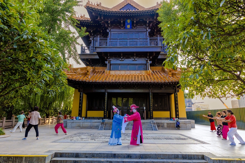 黄楼公园里市民群众其乐融融。冯伟宁摄