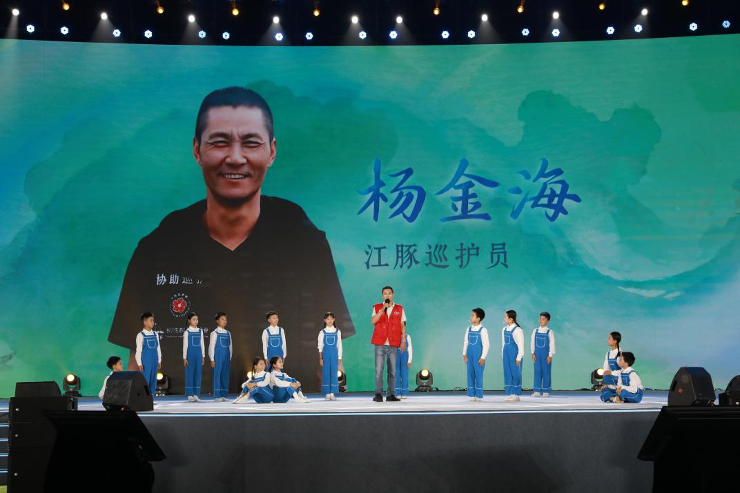 10月12日晚，2025“把青春华章写在祖国大地上”大思政课网络主题宣传和互动引导活动在河海大学举行，杨金海现场讲述。主办方供图