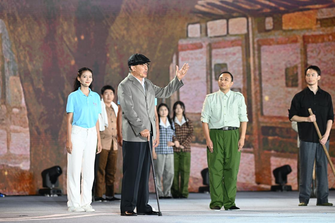 江苏省文联副主席、演员侯勇（左二）扮演严恺。主办方供图